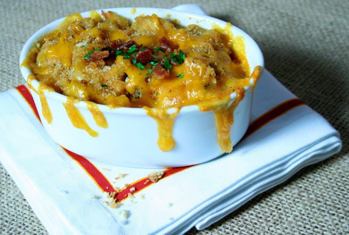 Cheesy baked macaroni dish with bacon sprinkled on top